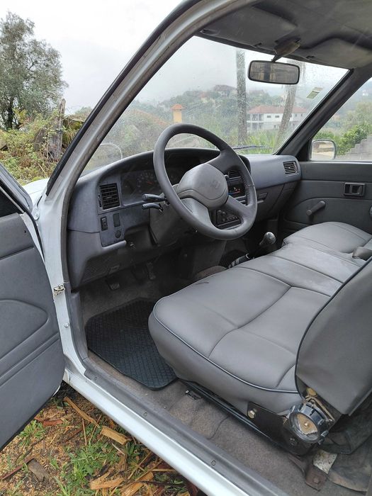 Toyota Hilux 2.4 D impecável de tudo.
