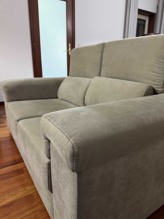 Dois Sofás - um com 3 lugares com chaise longue + um de dois lugares