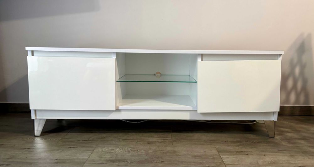 Szafka rtv ze szklaną półką i oświetleniem do salonu