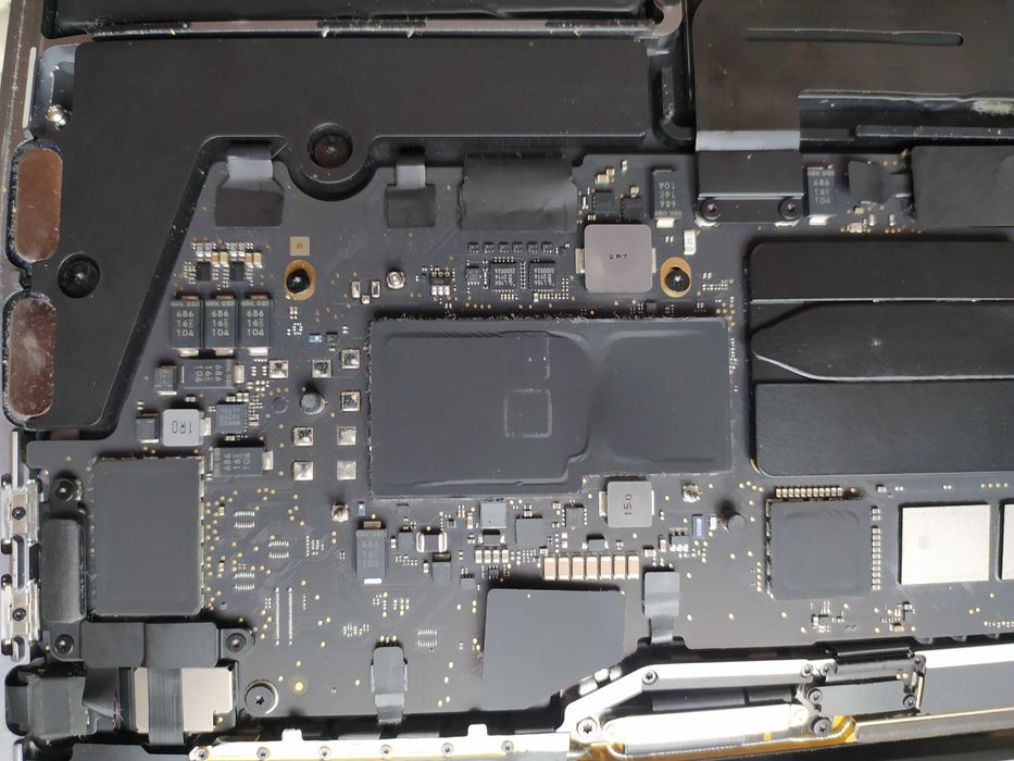 MacBook Pro A2338, пострадавший