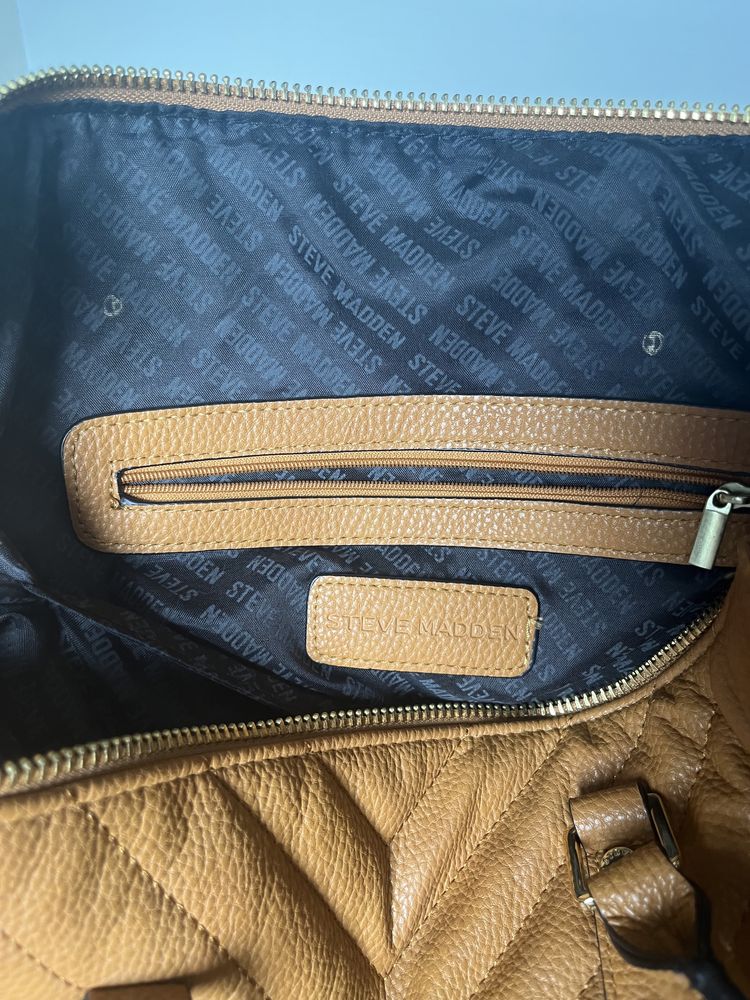 Torebka kamel brązowa złoty łańcuch steve madden
