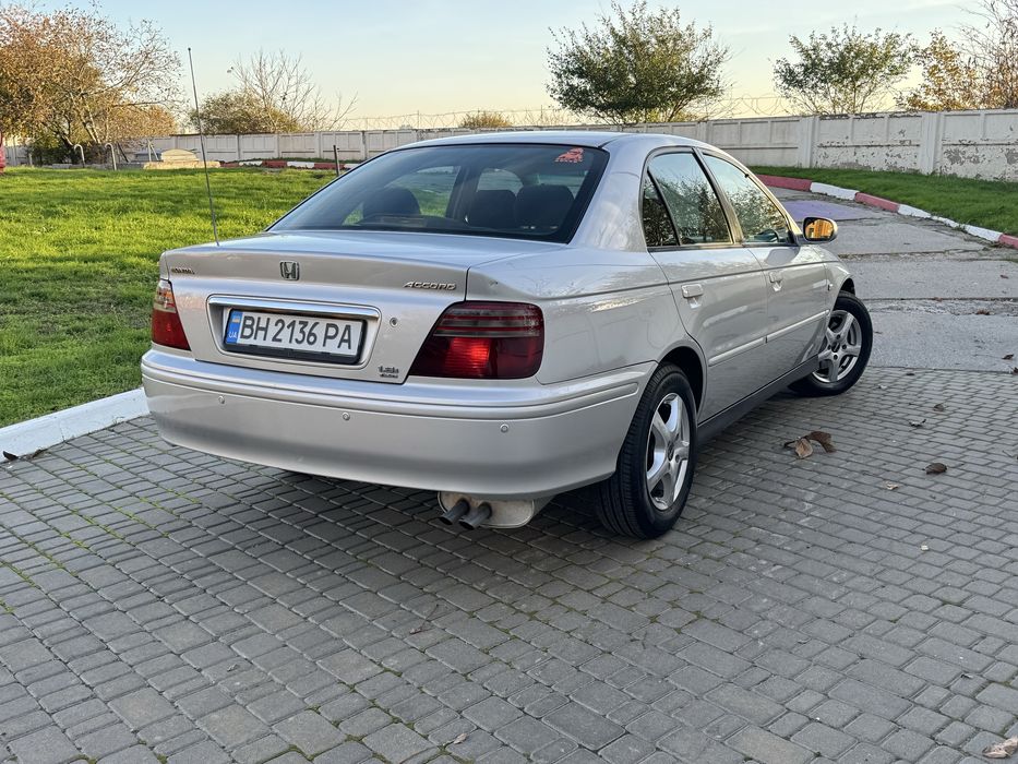 Продам Хонду Акорд 1.8 механика Срочно!