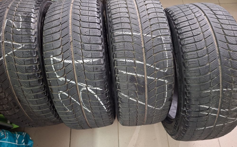 Свои, 225х50х17, зима б/у, глубина протектора 6мм,  Michelin