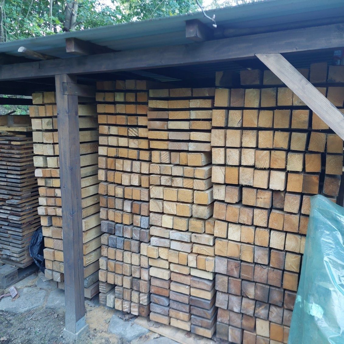 Belki świerkowe, drewniane.