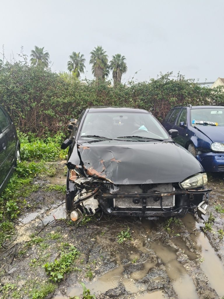 Mitsubishi Colt 1.3 gasolina só peças