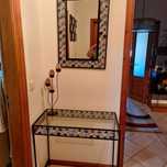 Mesa e espelho para entrada de moradia