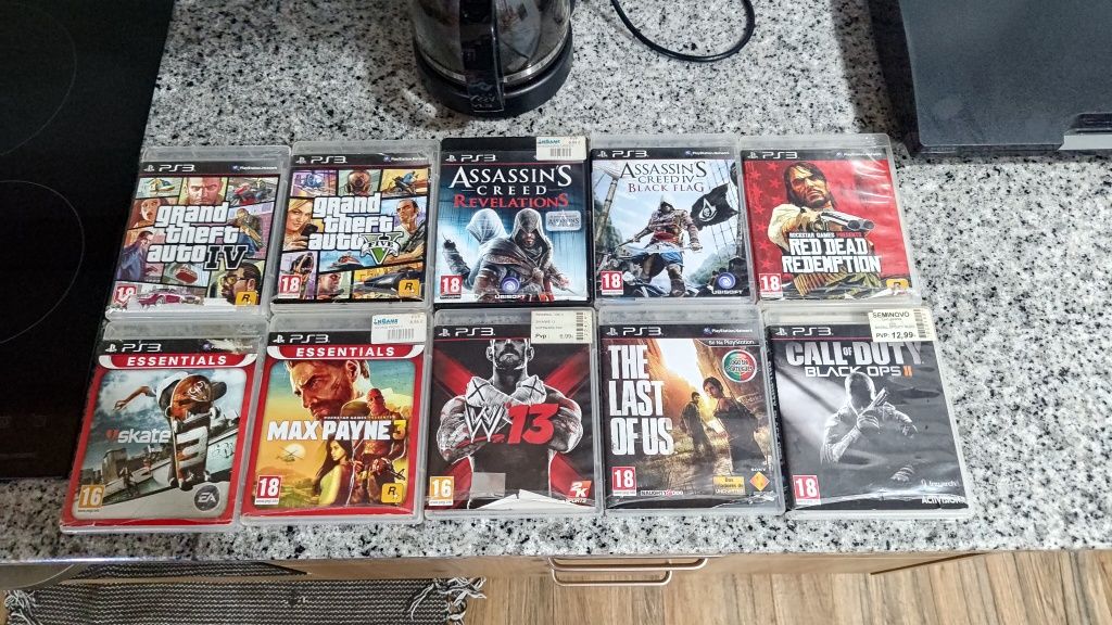 PS3 com vários jogos