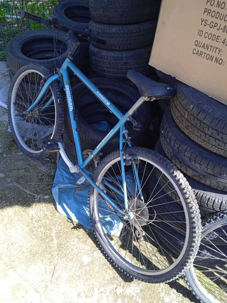 Duas bicicletas em bom estado