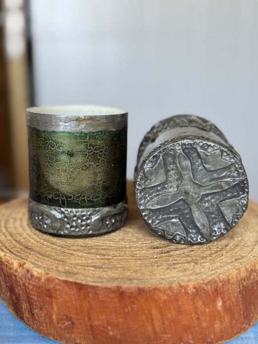 Frascos decorativos antigos de vidro e metal decorado com esstanho