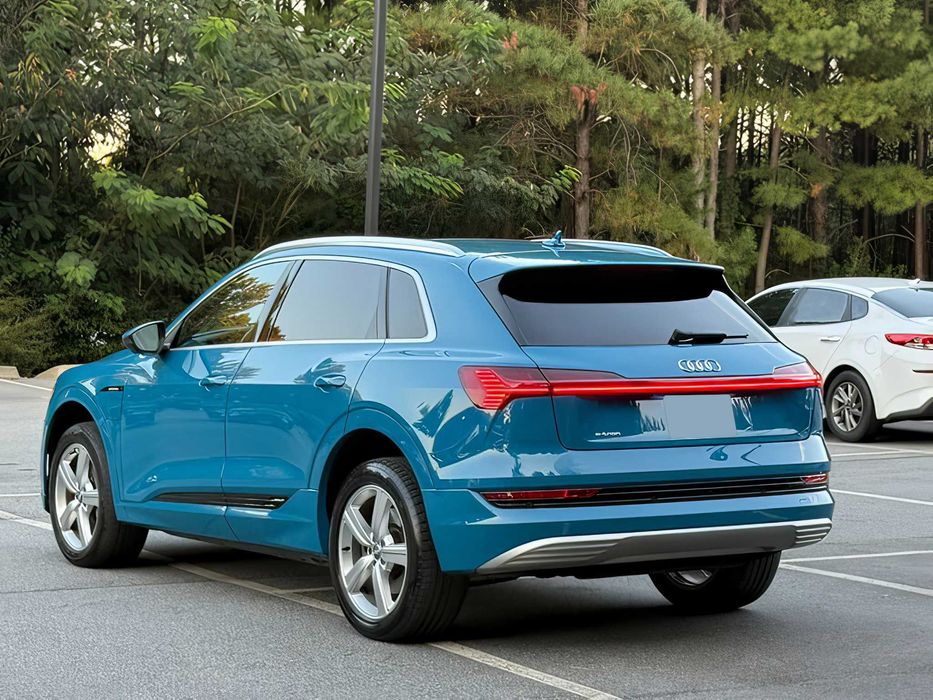 Audi e-tron quattro      2019