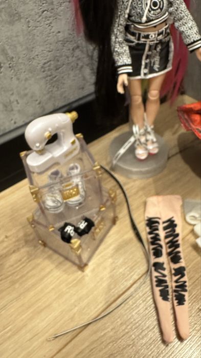 Jett Dawson lalka rainbow haigh z maszyną do szycia i manekinem