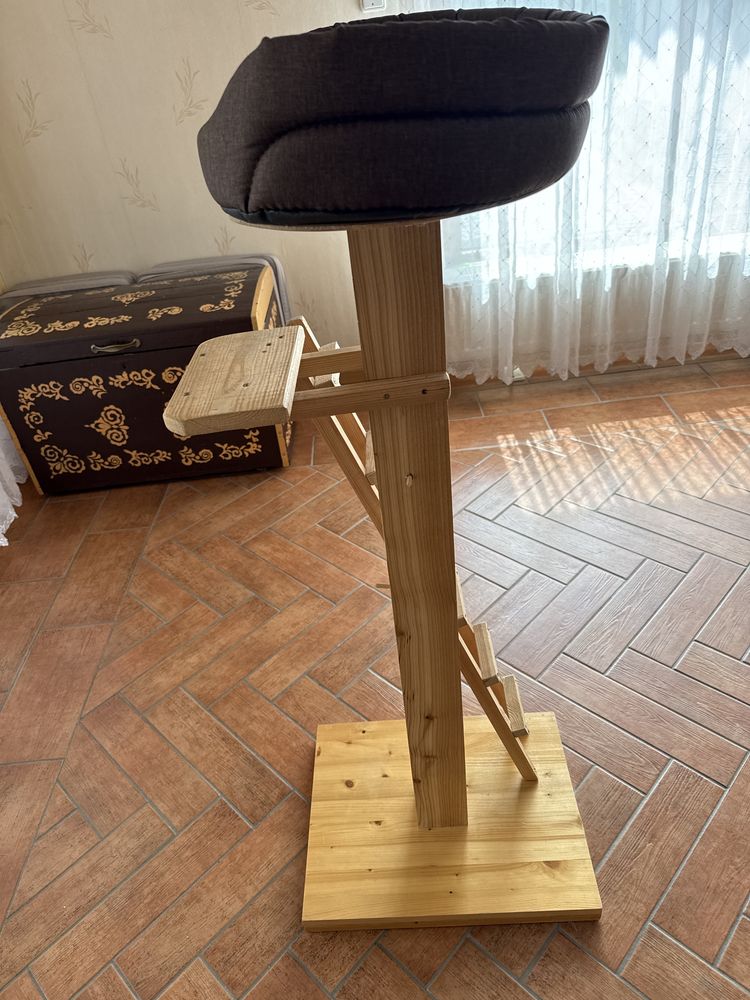 Stojak dla  kota z suszonego modrzewia 130cm wysoki