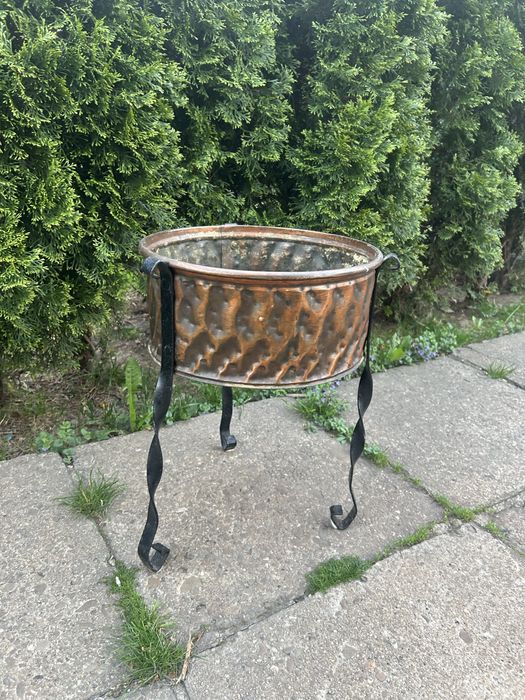 Miedziany kwietnik na kutych nogach – styl rustykalny