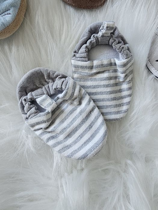 kapcie dziecięce i 2 pary butów codziennych) od 3/6 do 6/12 miesięcy