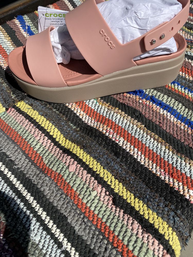 Продам Сандали на платформі жіночі Босоніжки Crocs Brooklyn Low Wedge