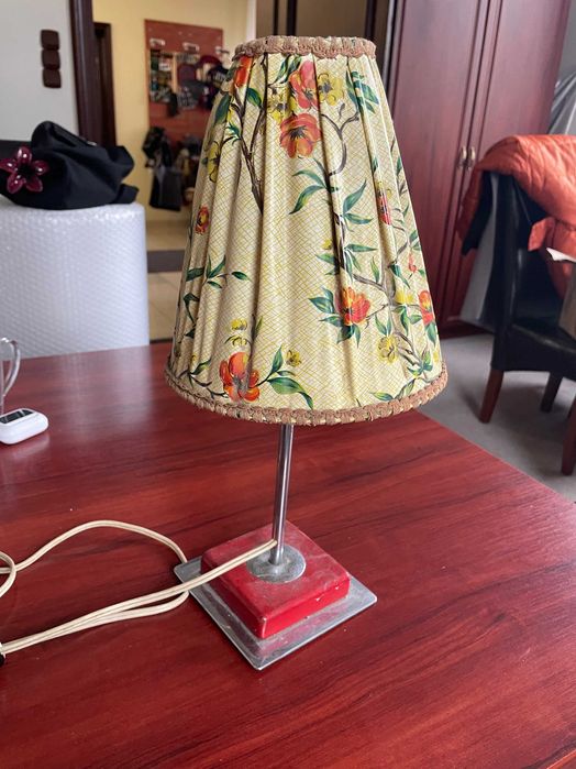 Lampa stołowa PRL – vintage z abażurem w kwiatowy wzór
