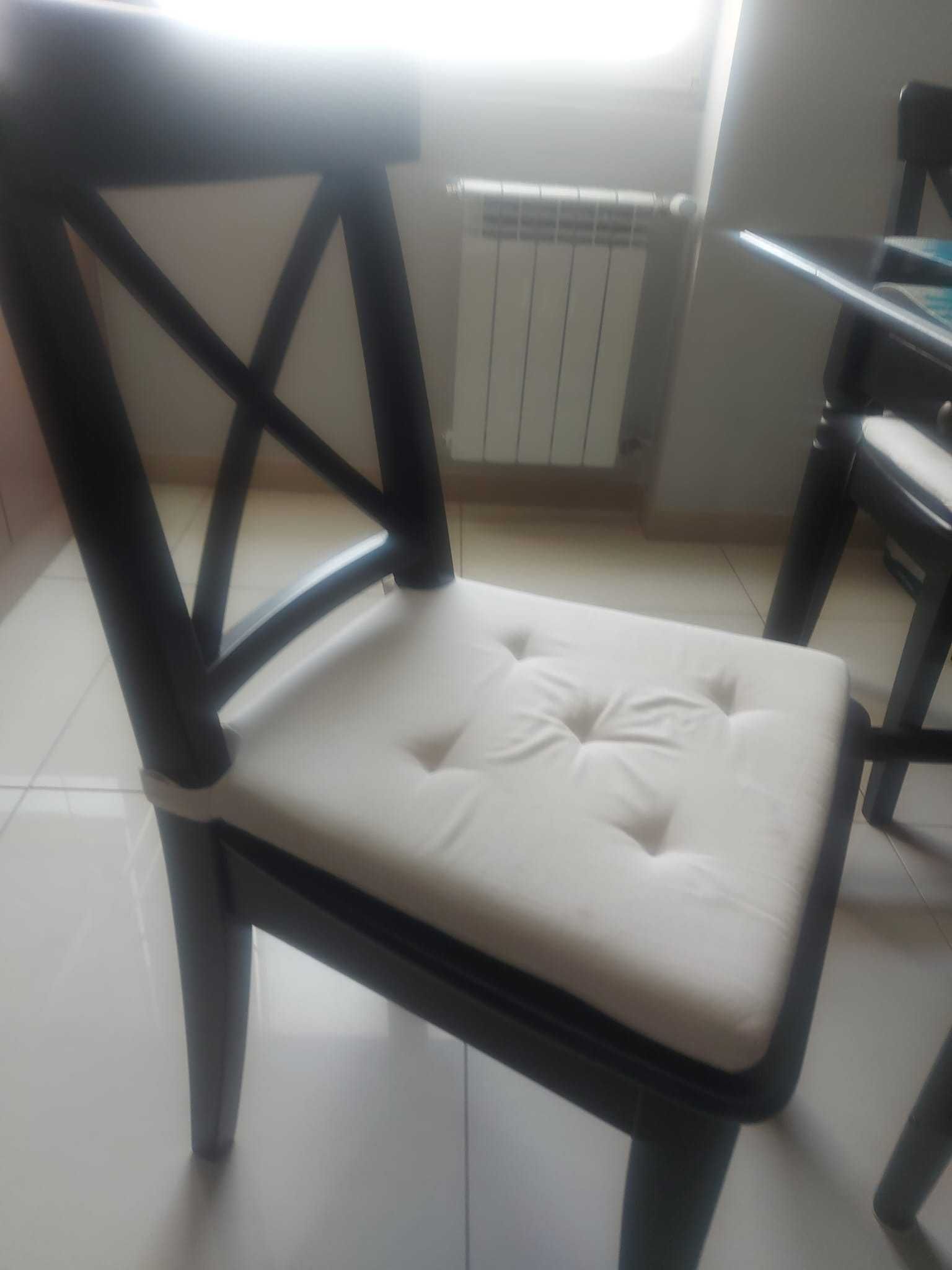 Zestaw IKEA: stół INGATORP + 4 krzesła INGOLF + 4 poduszki JUSTINA
