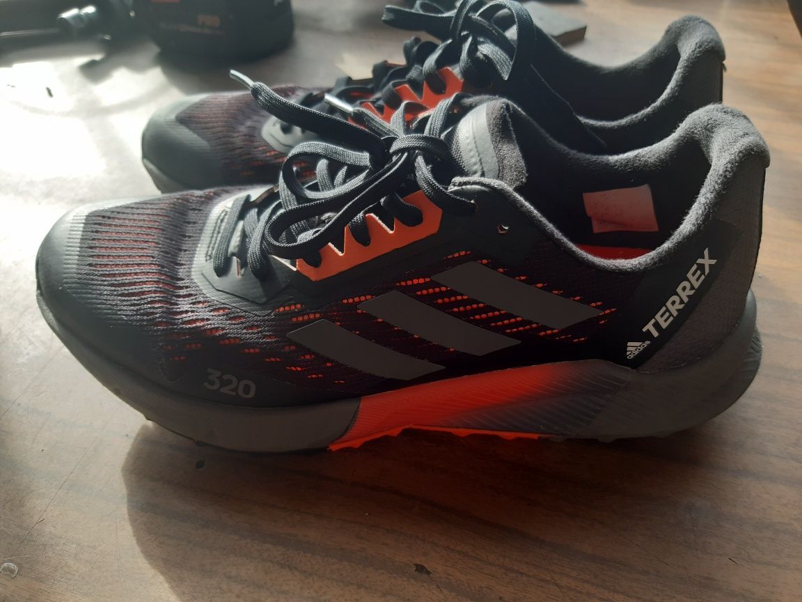 Tenis adidas terrex