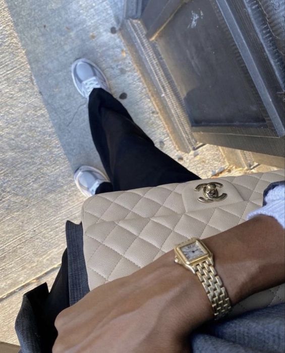 Квадратний годинник у стилі cartier