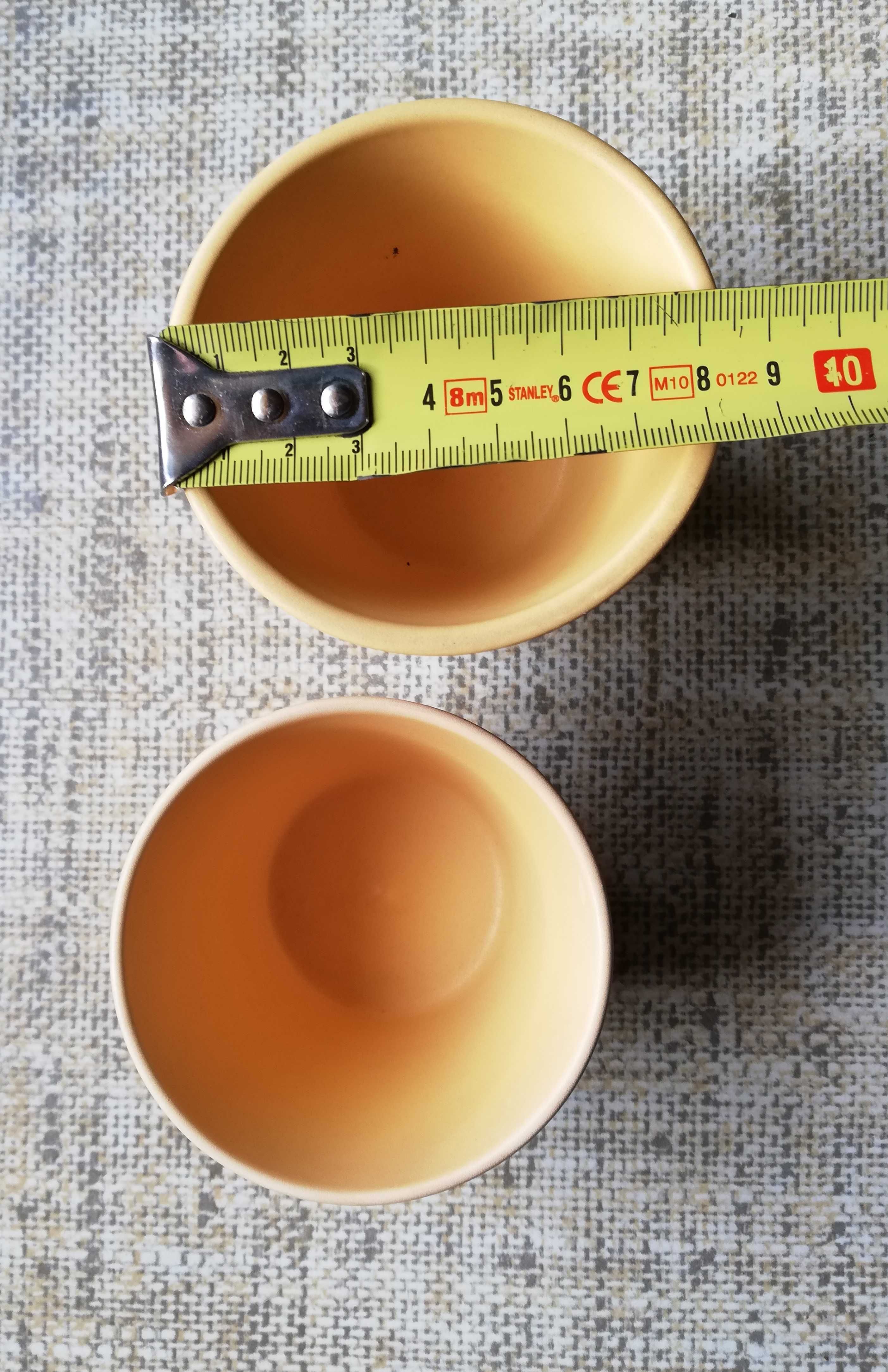 Żółte doniczki ceramiczne na kwiaty