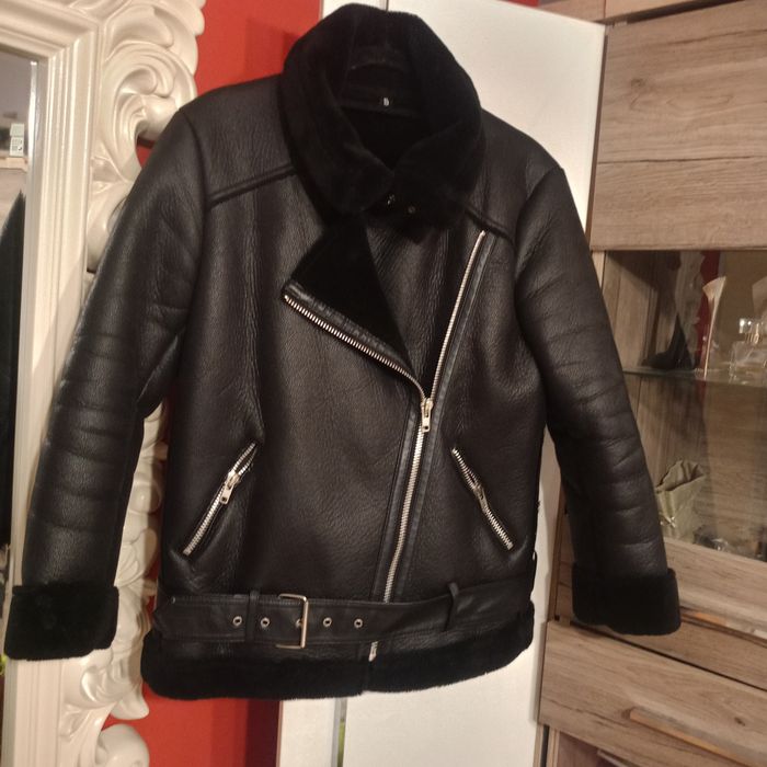 Damski krótki kożuszek ocieplany Ramoneska. Rozmiar S.