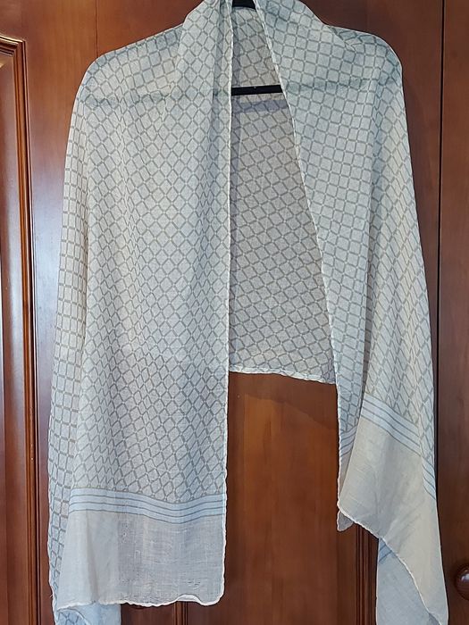 Echarpe Beje com Losangos Caqui. 
Medidas: 69cm x 187cm.