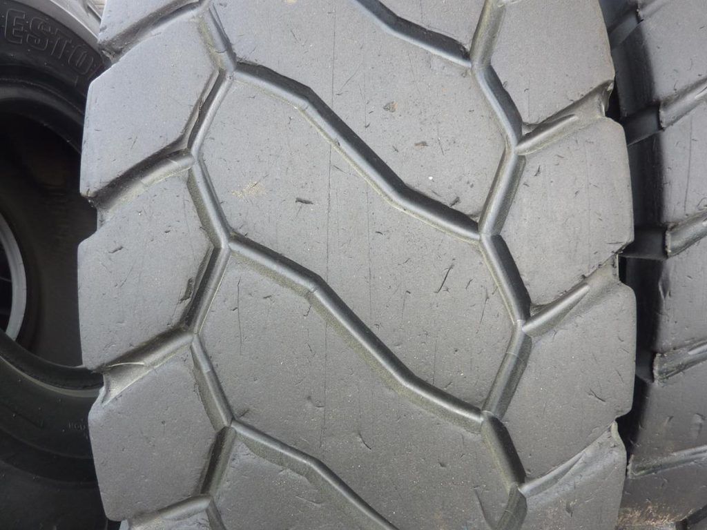 4x Opona używana przemysłowa 23.5R25 BRIDGESTONE VJT 2400zł W3323