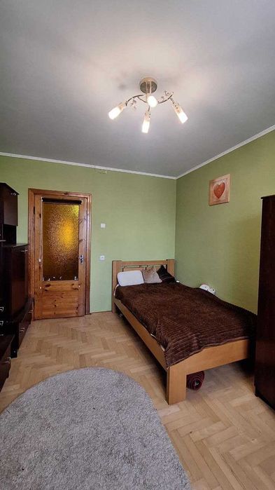 Продається трикімнатна квартира по вул. Білозіра