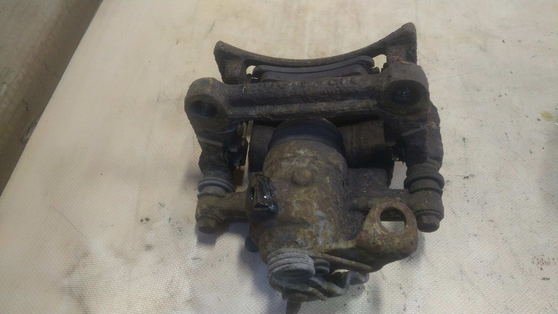 ) VW T5 zacisk hamulcowy lewy tył prawy tył jarzmo