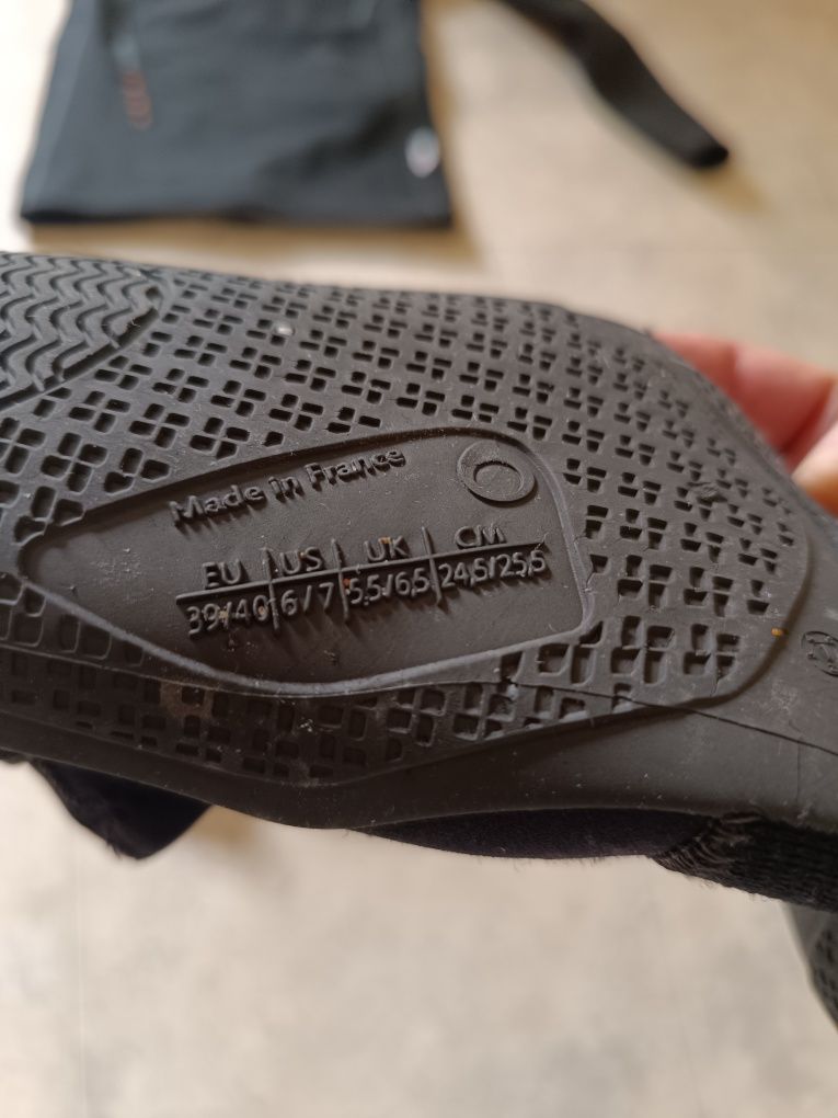 Lote dois pares sapatos de surf Tribord.