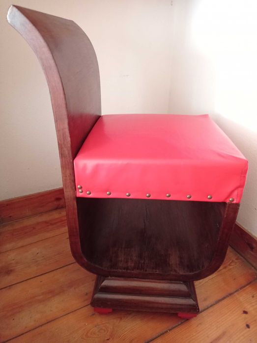 Cadeira almofadada, antiga e com estilo