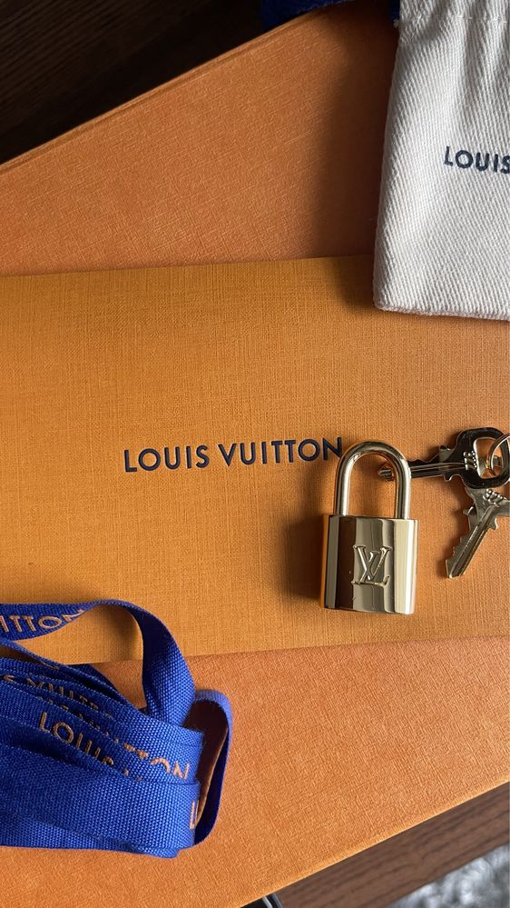 Kłódka z kluczykami Louis Vuitton LV i dodatki