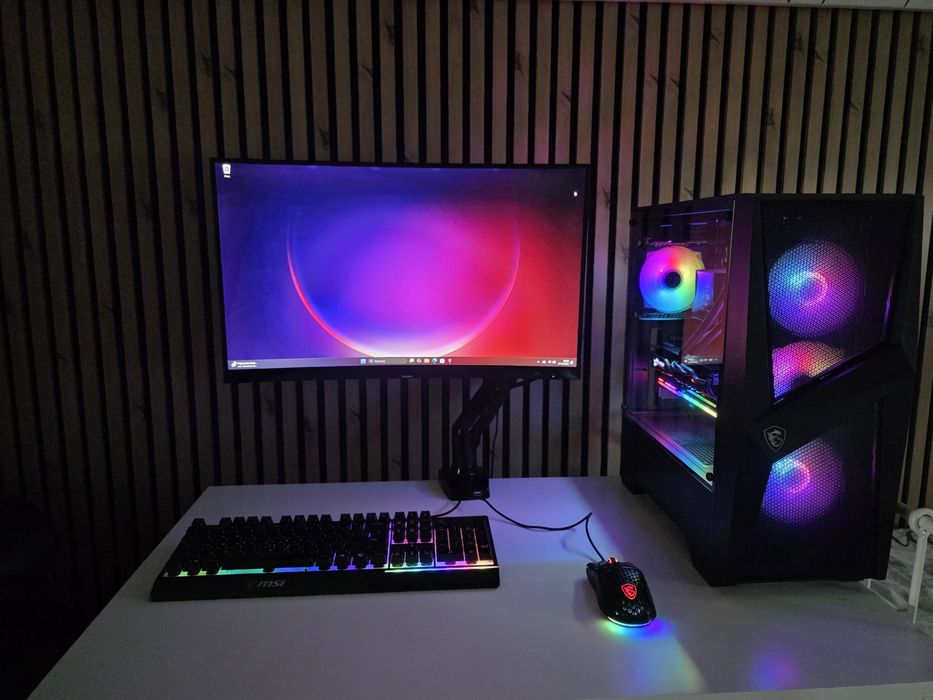 Komputer gamingowy MSI. W zestawie monitor, klawiatura oraz mysz
