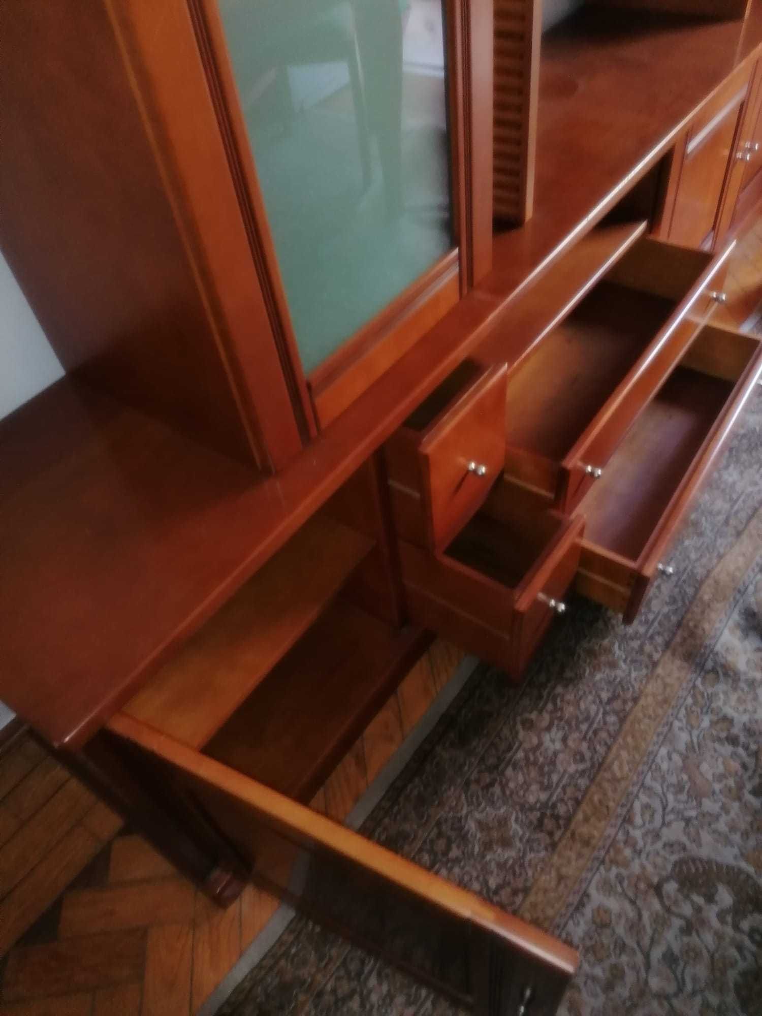 Movel como novo, em cerejeira. Com muita arrumação.