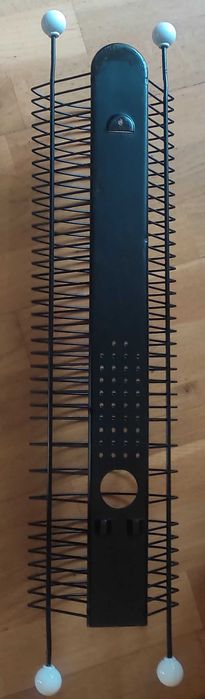 Metalowy, czarny stojak wiszący marki IKEA na 40 płyt CD