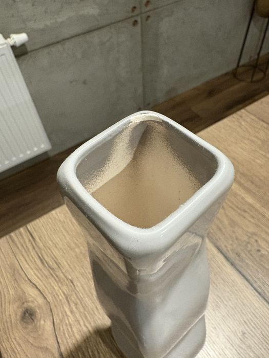 Piekny szary wazon zygzak