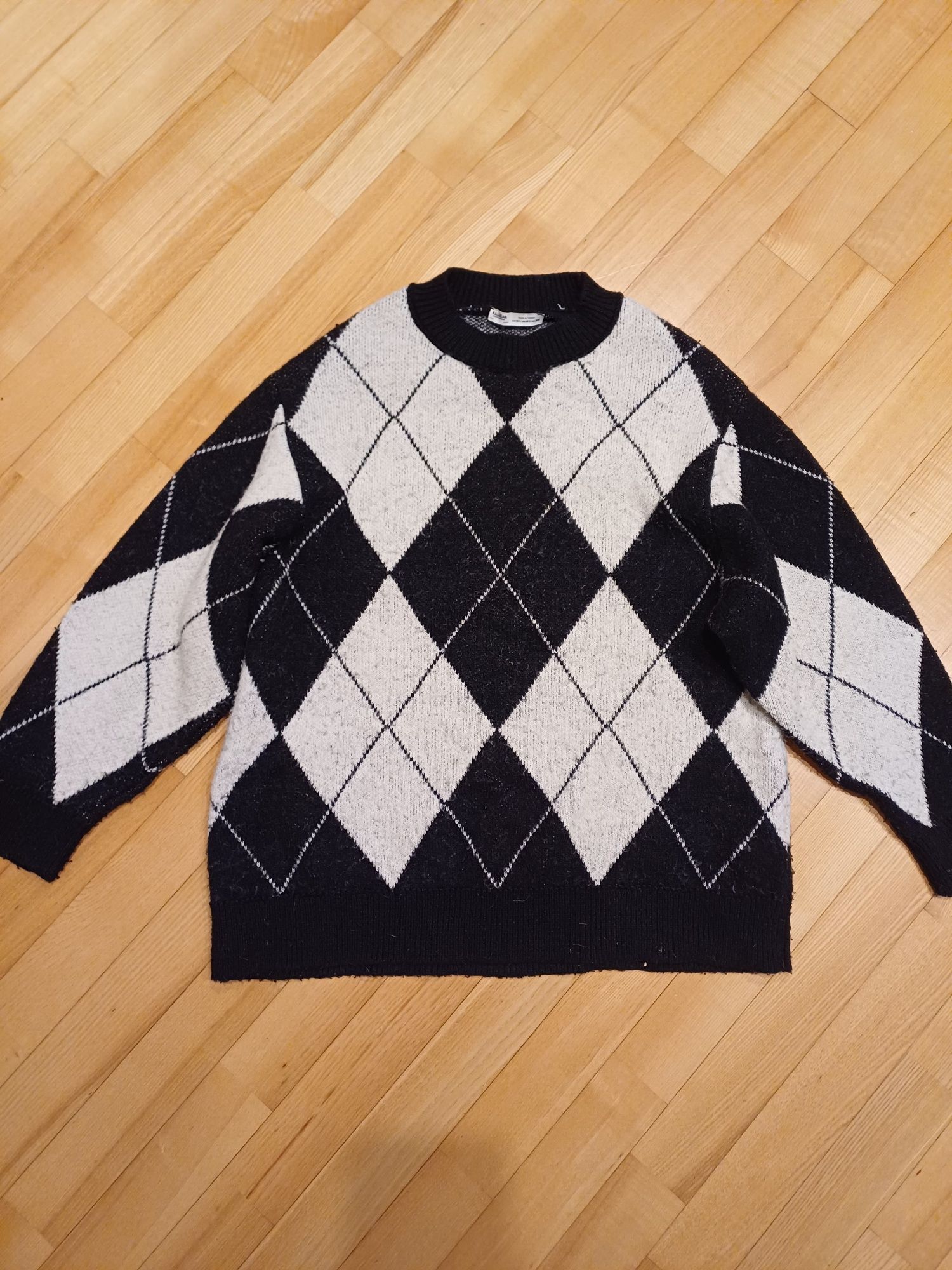 Sweter w czarno-białą kratkę