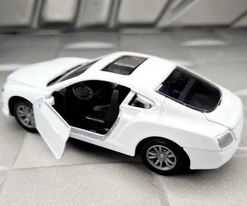Białe autko samochód metalowy _ zabawka dla dziecka