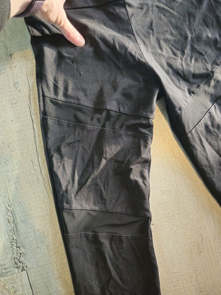 Czarne lekkie legginsy z przezroczystymi elementami