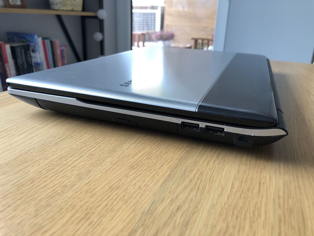 Samsung NP300E5A laptop