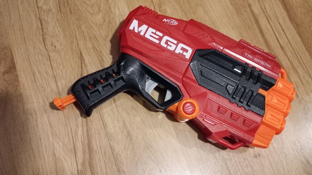 Wyrzutnia, pistolet na strzałki piankowe NERF Mega Tri-Break.