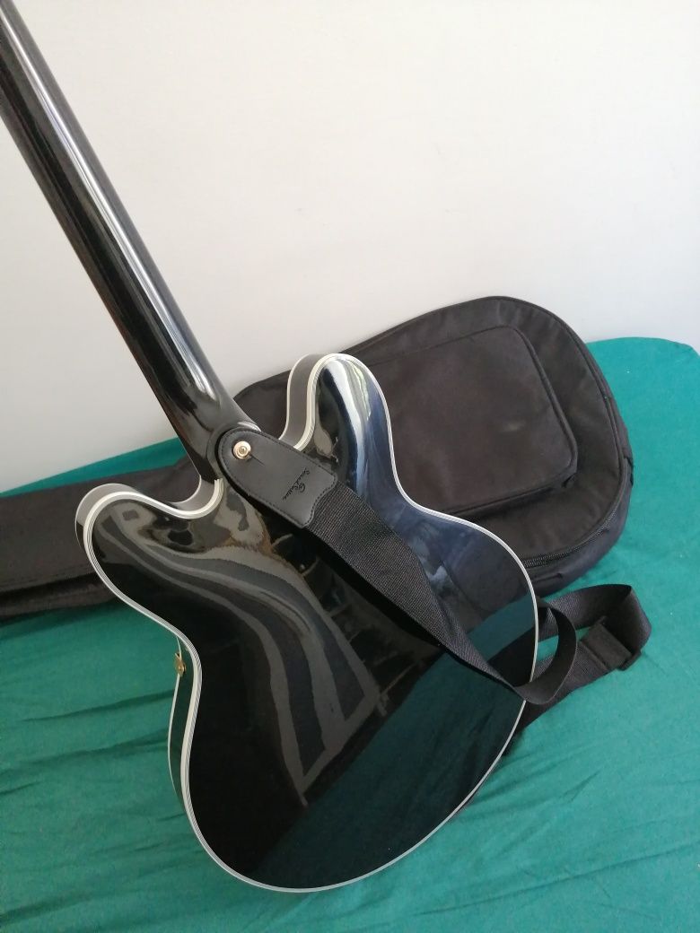 Guitarra SX, ótimo estado de conservação.