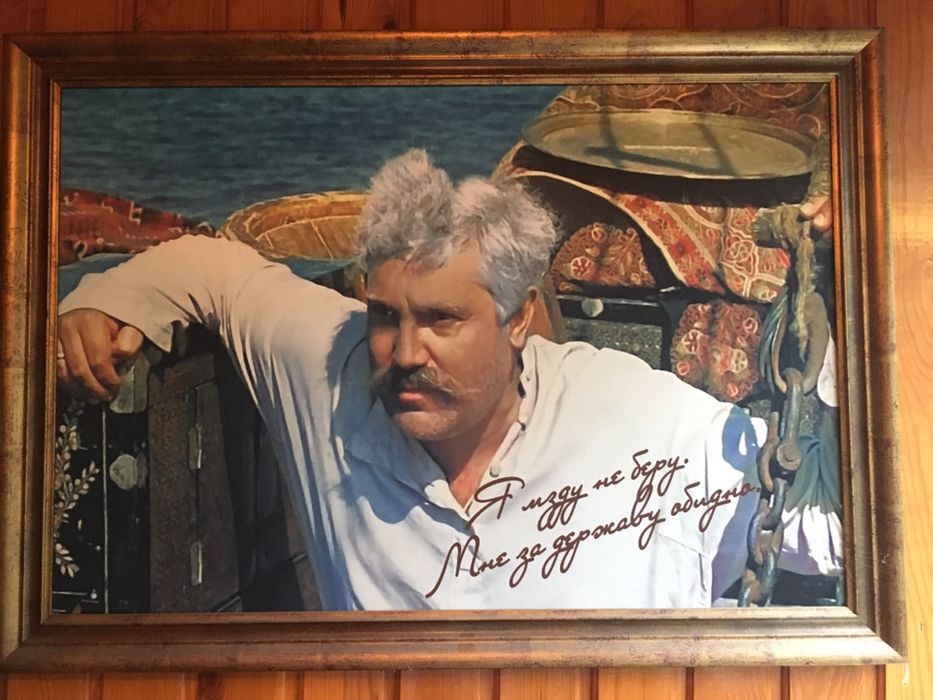 Картина. Территориально нахожусьв районе ТРЦ,,Украина’’.