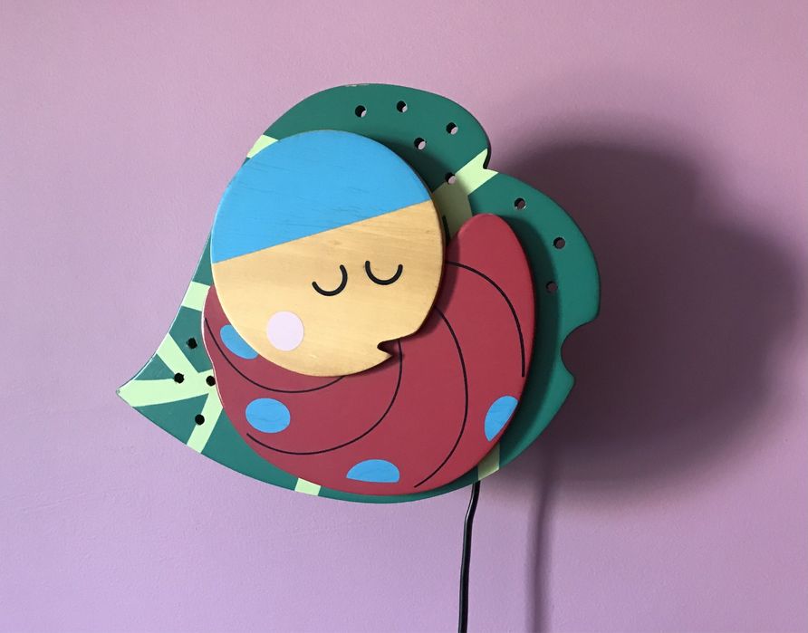 Candeeiro parede em madeira quarto criança