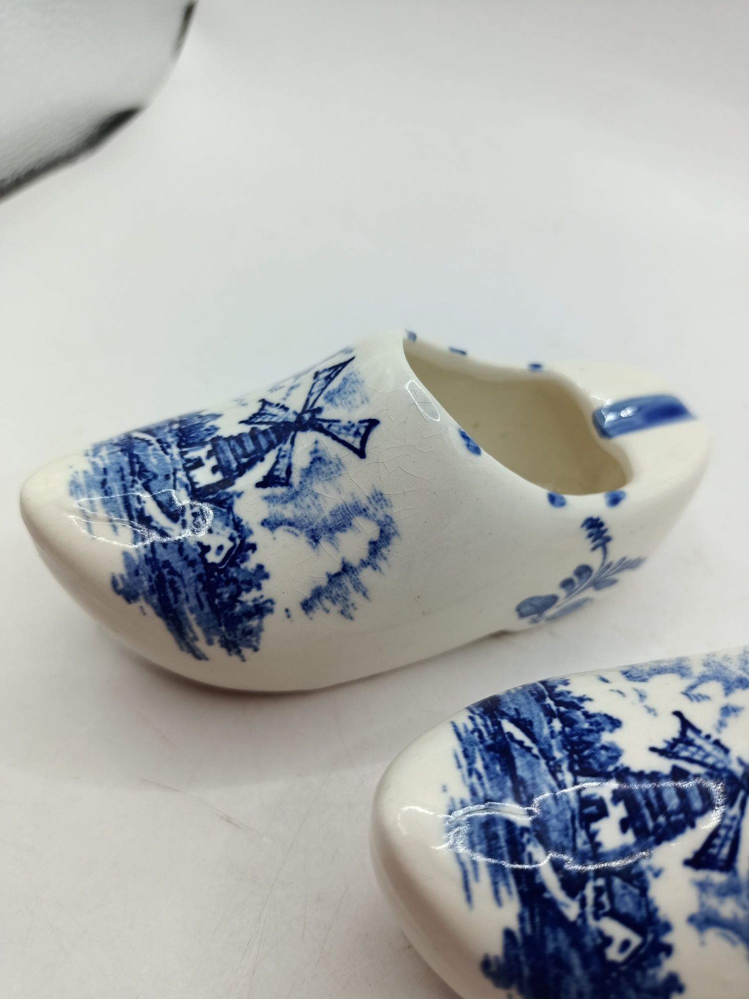 Bibelot drobiazg porcelanowy but chodak holenderskie wiatraki