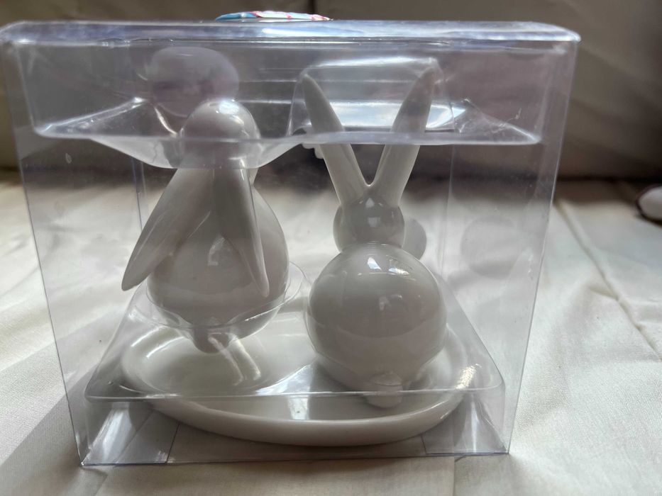 Zestaw białych ceramicznych solniczki i pieprzniczki - zajączków Homla