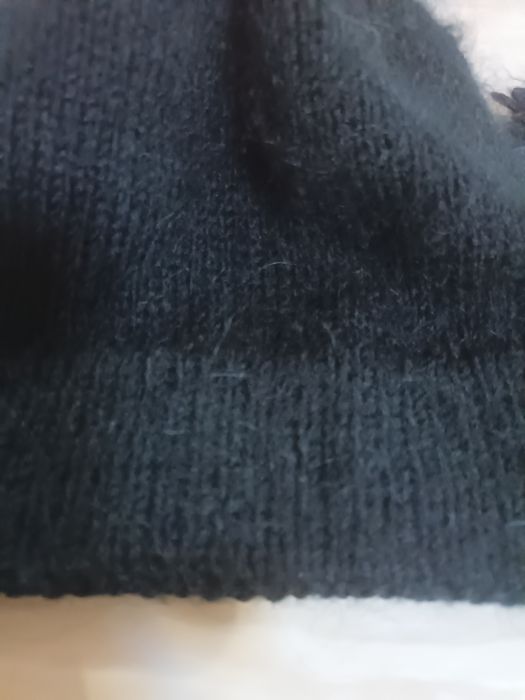 Шапка чорна шерстяна із шарфіком жіноча