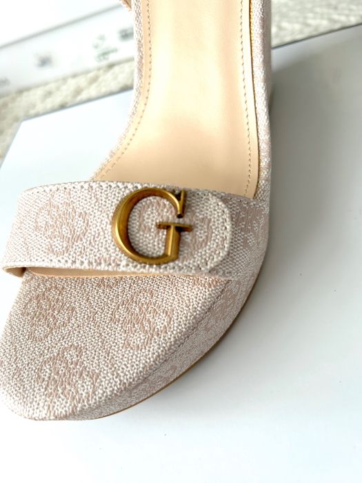 Guess sandaly na koturnie roz 39