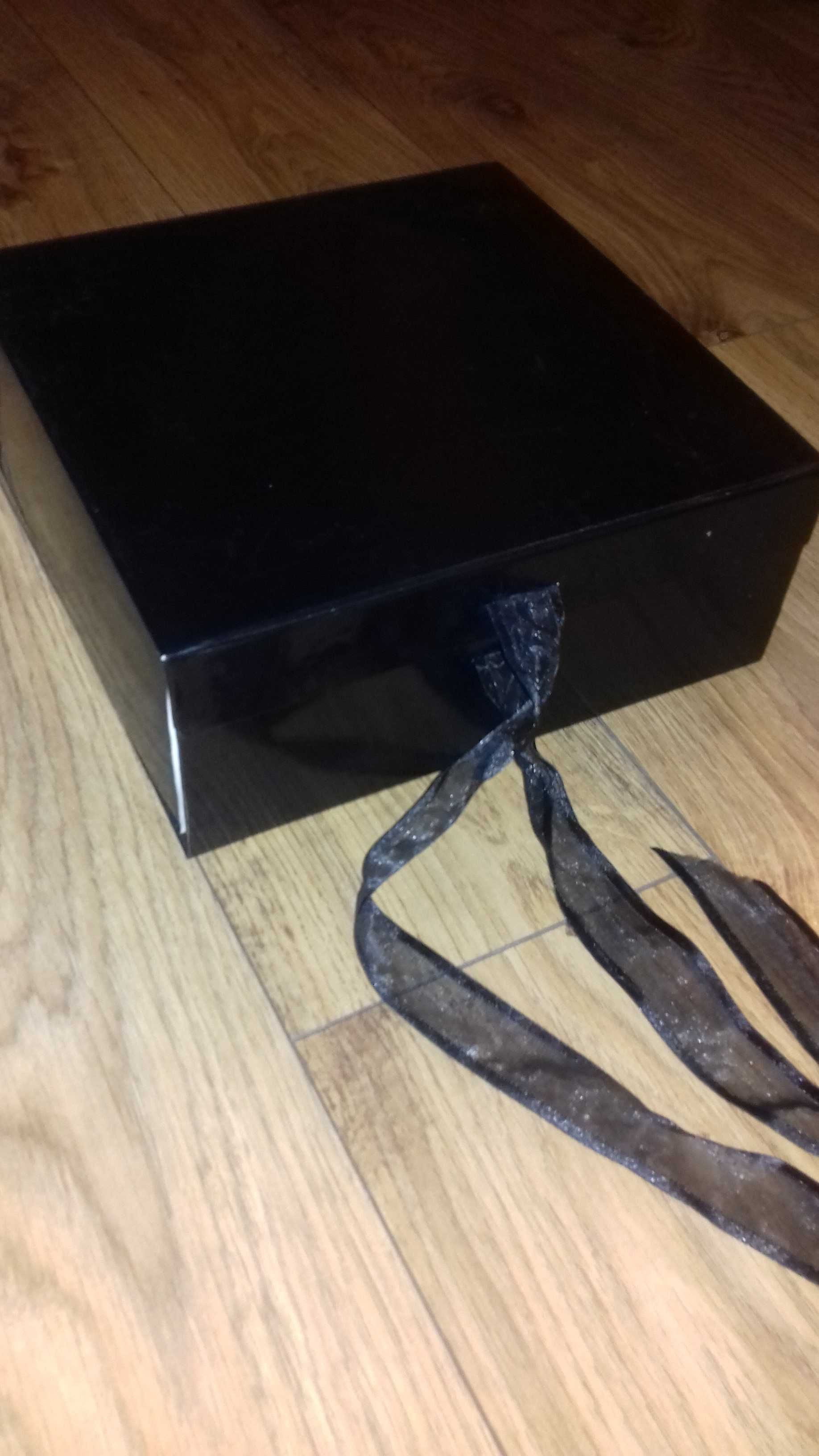 Pudełko prezentowe z magnesem