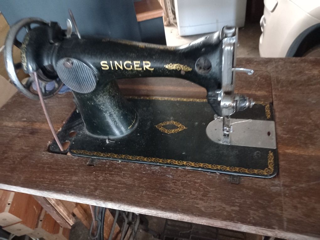 Máquina de costurar muito antiga